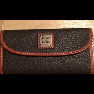 DOONEY & BOURKE CUTE WALLET
CLUTCH